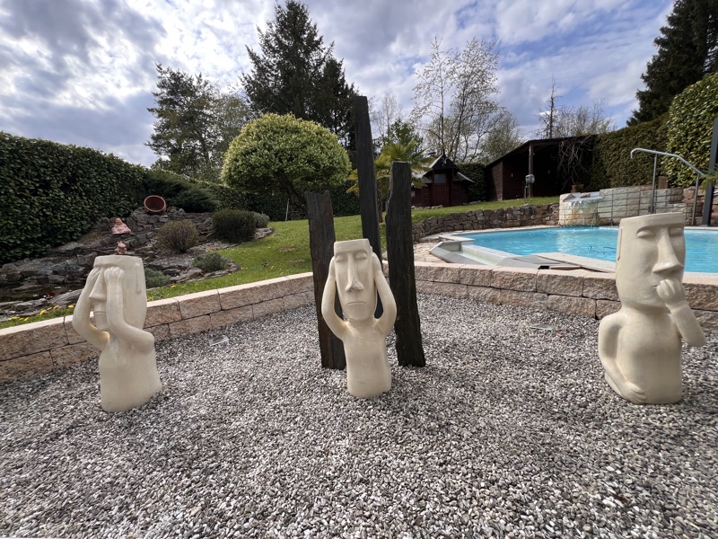 Steinfiguren als Gartenkunst