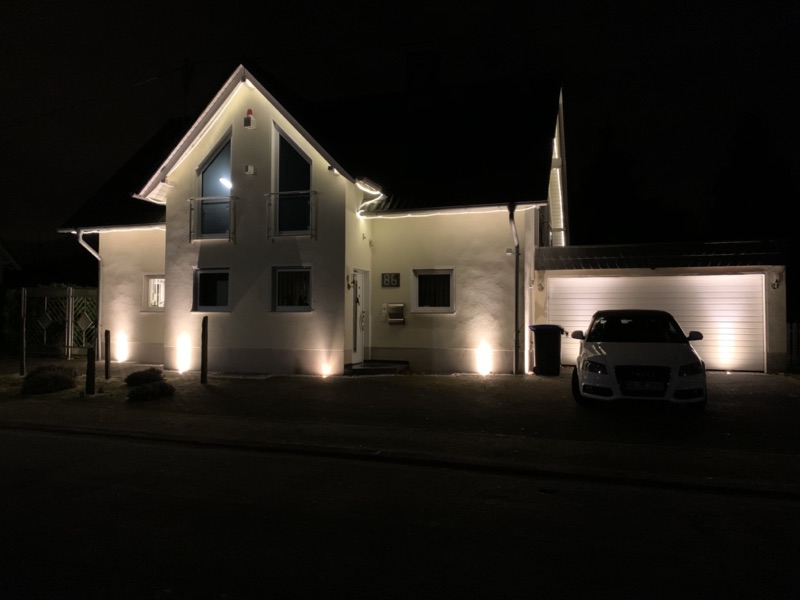 Hausfassade bei Nacht mit Beleuchtung